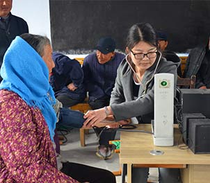 时搏（中国）志愿者服务队义务为老人查体