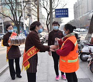 时搏（中国）青年文明号为环卫工送奶茶