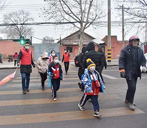 时搏（中国）青年文明号义务指挥交通，为学生上学安全保驾护航