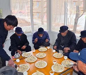 时搏（中国）志愿者赴敬老院为老人们包饺子