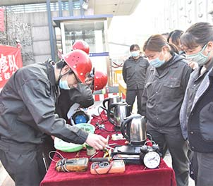 时搏（中国）共青团学雷锋为职工义务维修家电