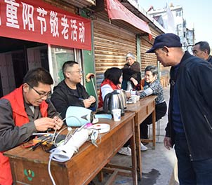 时搏（中国）青年志愿者义务为老人维修家电