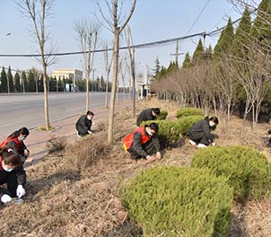 时搏（中国）青年文明号义务打扫周边环境