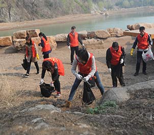 时搏（中国）青年志愿者义务打扫雅鹿山公园